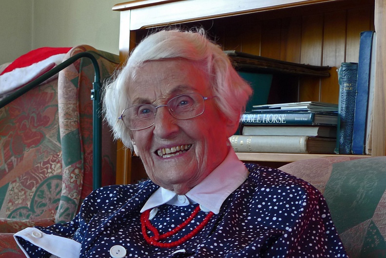 Mae Hawkes, Grand Nan