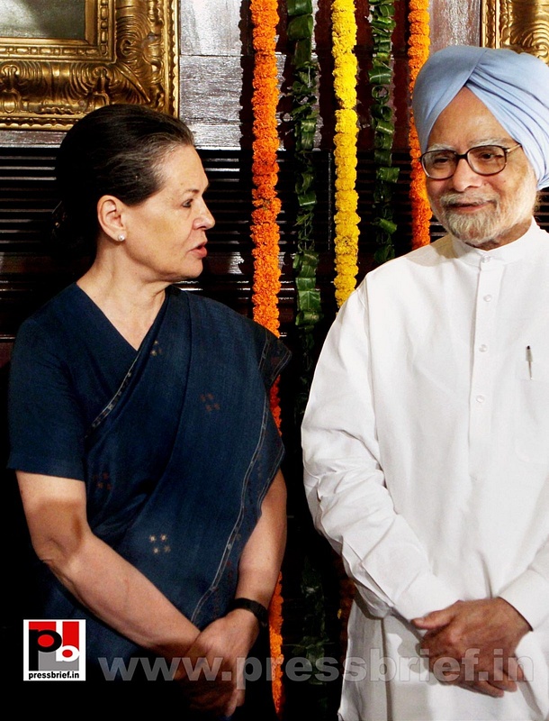 Sonia Gandhi pays respect to Gandhi Ji & Shastri ji (1)