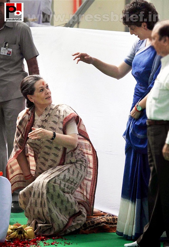 Sonia Gandhi & Priyanka Gandhi visit Raebareli (6)