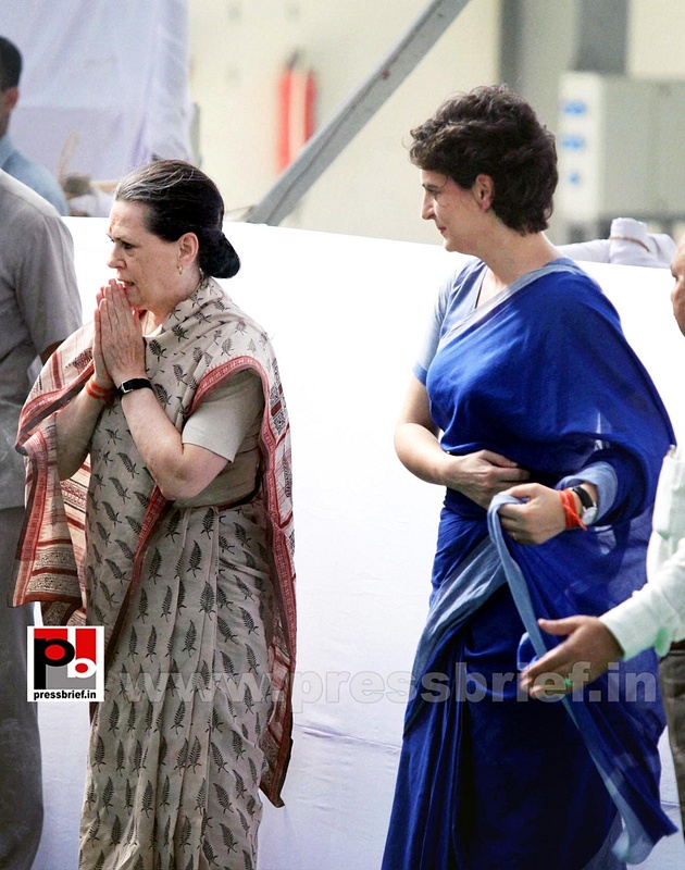 Sonia Gandhi & Priyanka Gandhi visit Raebareli (7)