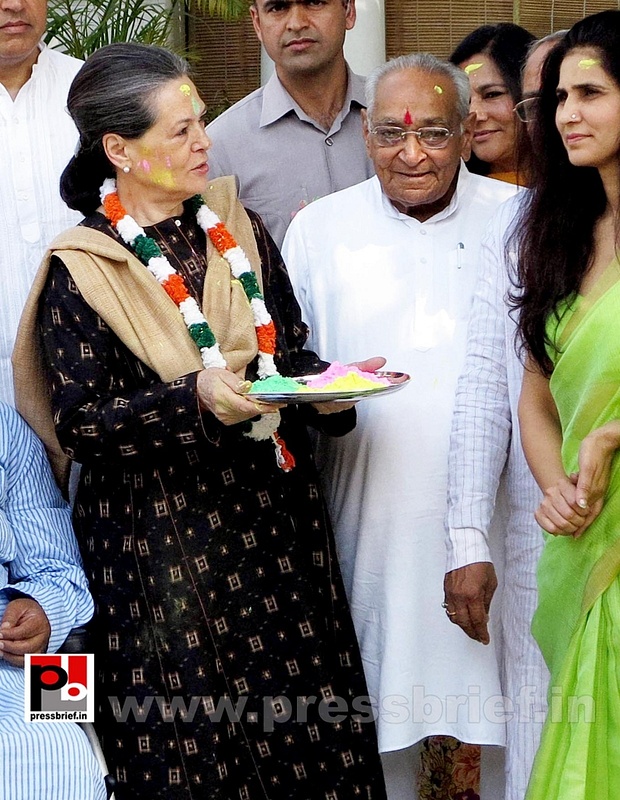 Sonia Gandhi celebrates holi (5)