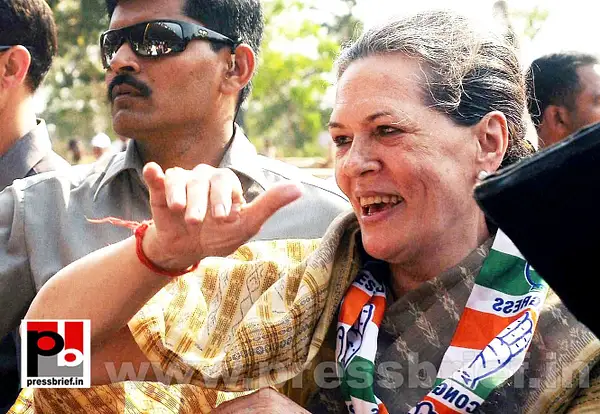 Sonia Gandhi at Kolar, Karnataka (6) by Pressbrief In