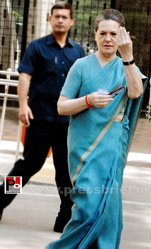 Sonia Gandhi after voting for LS polls (4)