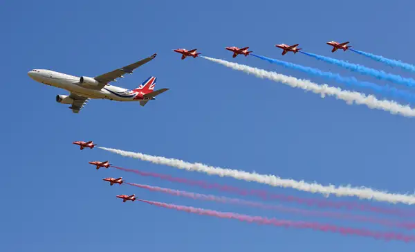 Red Arrows 8 by GrahamCooke