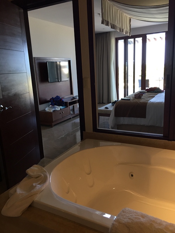 tub with sliding mirror open
