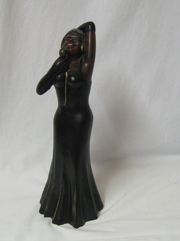 16. Zangeres met microfoon, aardewerk, 34 cm, in zwarte jurk