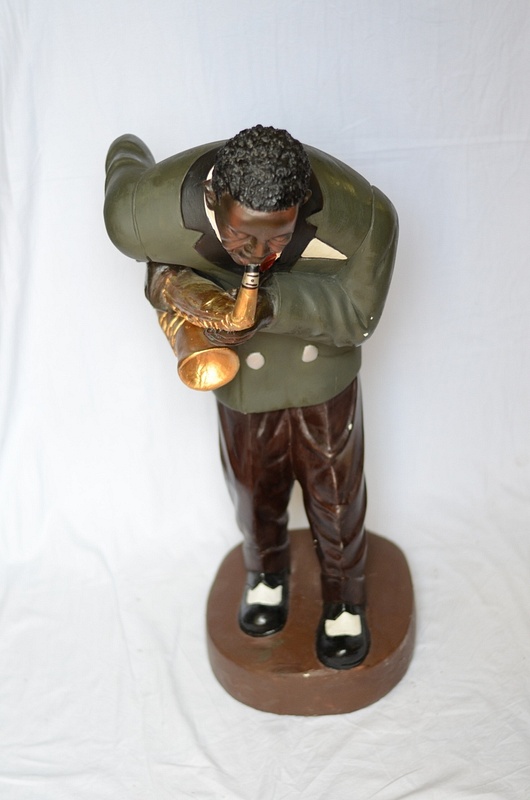 13. Muzikant met saxofoon, massief gips, 82 cm