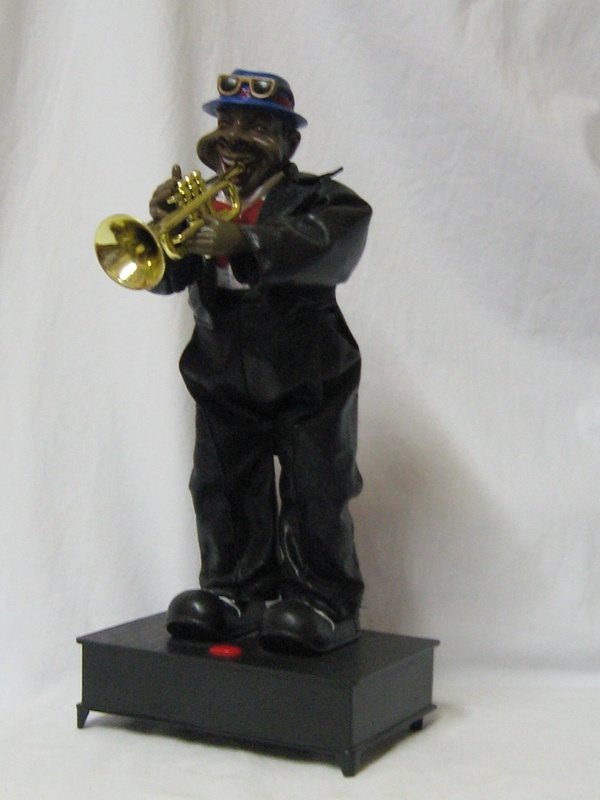 04. Muzikant met trompet, kunststof, 39 cm, beweegt op batterijen