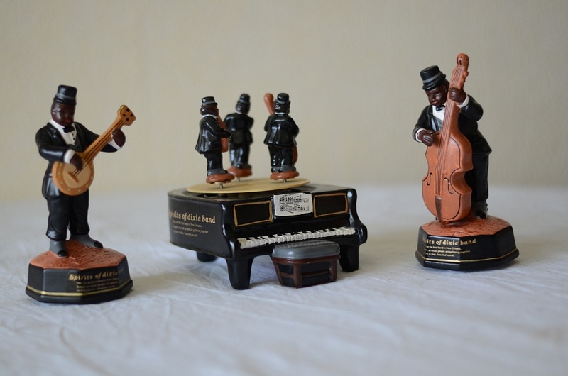04. 3 Muziekdoosjes met spelende muzikanten, uit de serie Spirits of dixieband, New Orleans, 14 cm