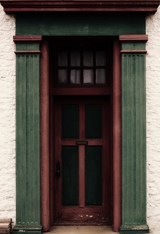 green & red door
