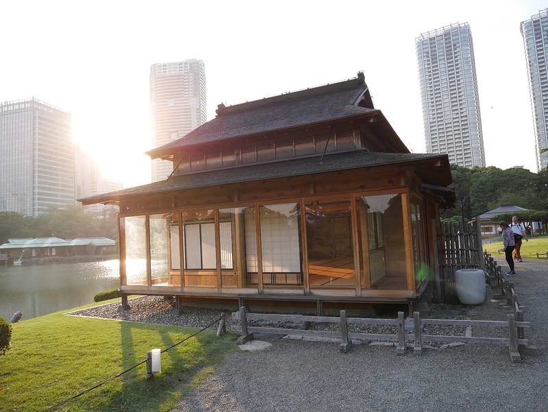 Matsu-no-ochaya (Pine Tea House). Tällä paikalla oli 1700-luvulta asti täsmälleen samanlainen teetalo, joka on uudelleenrake