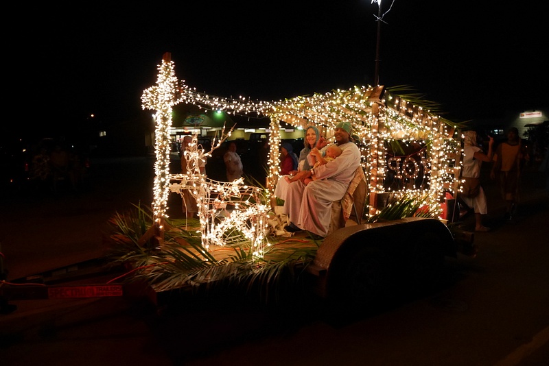 Jouluparaati soittokuntineen ja vaunuineen. Kuvassa suloinen perhe esitti Jeesuksen syntyä. Täällä on todella voimakkaasti e