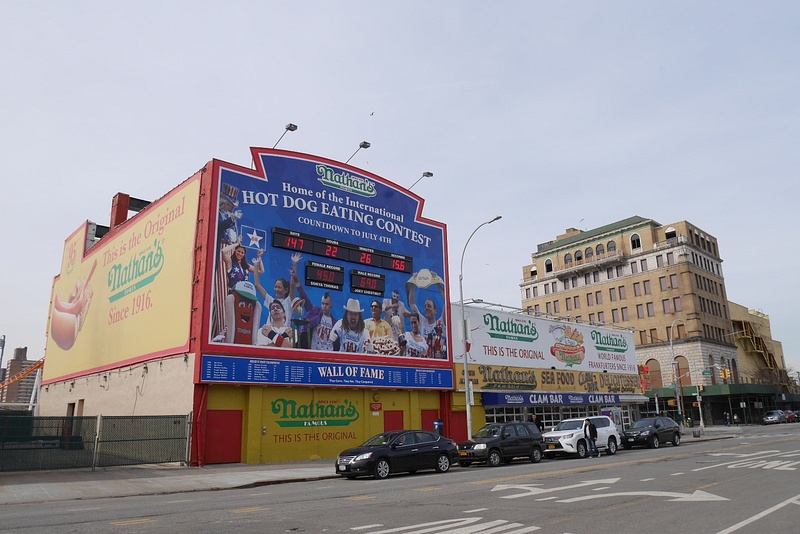 Coney Island ja Nathan's Famous hodariständi jossa pidetään joka vuosi hodarisyöntikilpailut