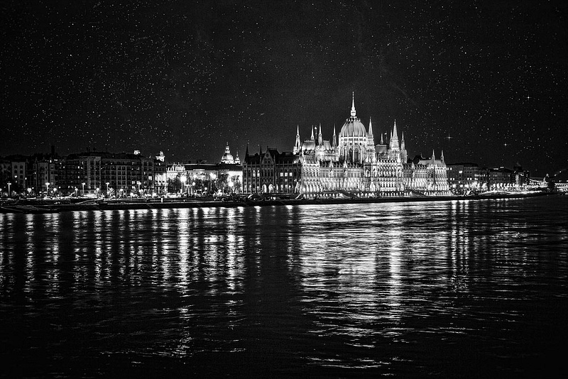 1000_Parlament_BW