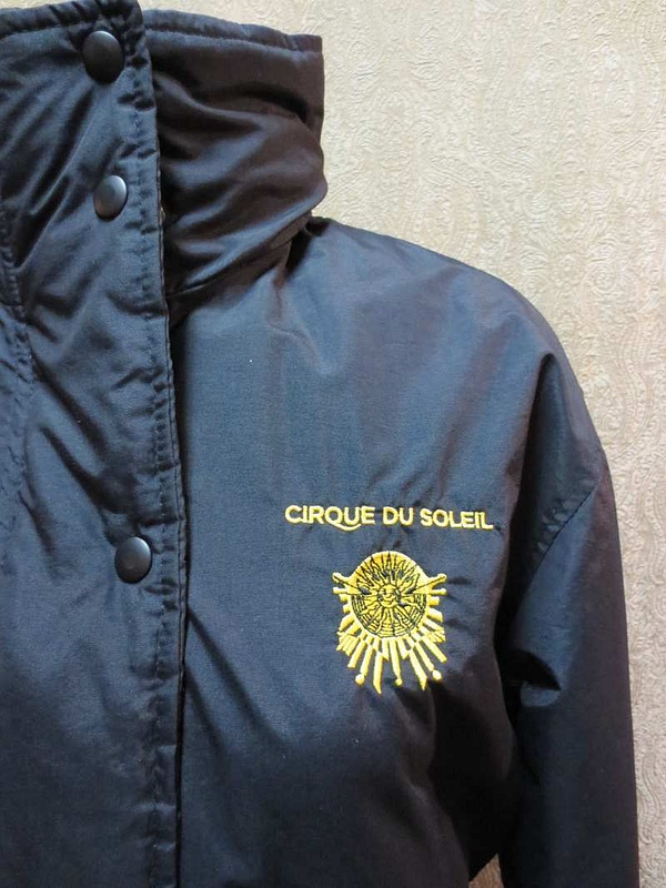 M-18 Manteau court Cirque du Soleil avec polar sans manches intégré (taille M) 95 $