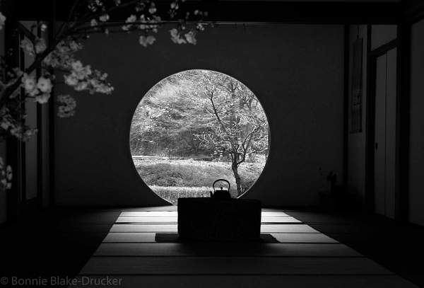 Meigetsu Window, Kamakura by BonnieBlake-drucker