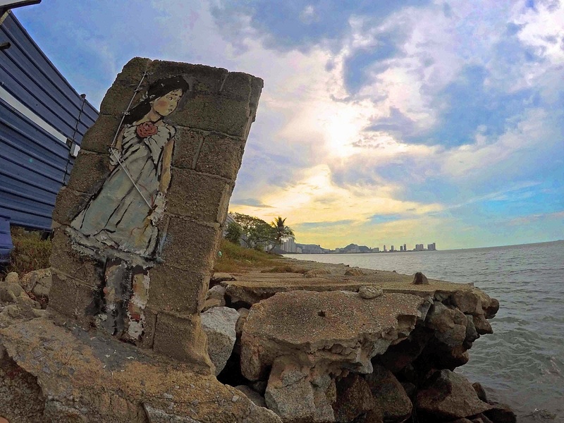 girl-looking-penang-sunset-and-street-art-in-george-town