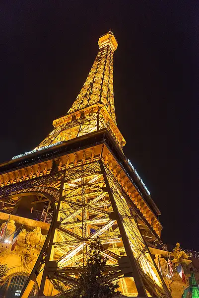 Eiffel tower in LV strip by MeetupPhoto