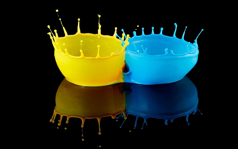 Yellow-and-blue-colors-splash-in-black