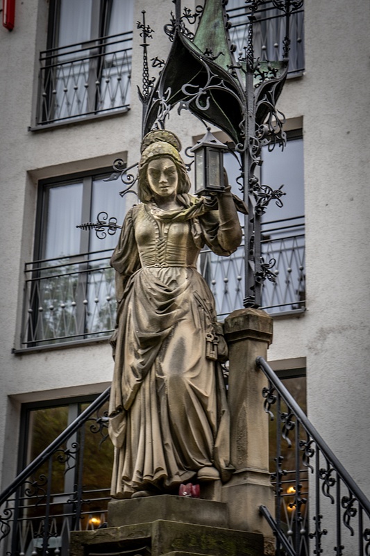 Tailor's wife - Heinzelmaennchenbrunnen fountain