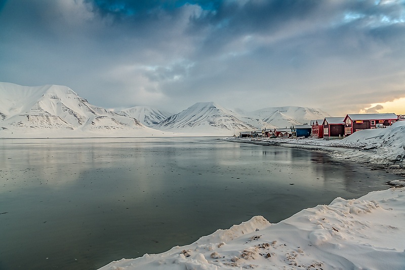 Cold view-huts-mountains-Svalbard bay