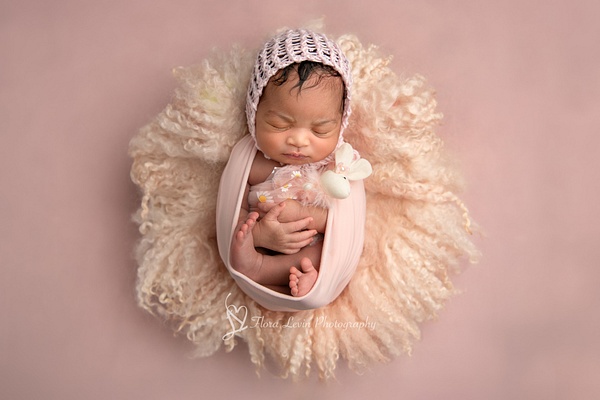 Newborn baby girl in a bowl prop_Flora_Levin - Newborn - Flora Levin Photography  
