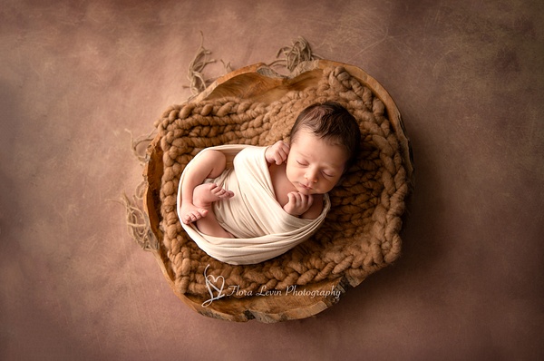 Newborn baby boy in a bowl prop_Flora_Levin - Flora Levin Photography