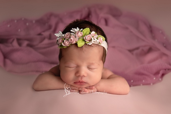 Chin up baby girl_Flora_Levin - Newborn - Flora Levin Photography 