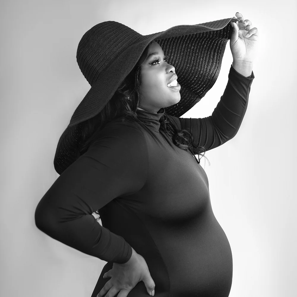Flora_Levin-maternity photoshoot black and white