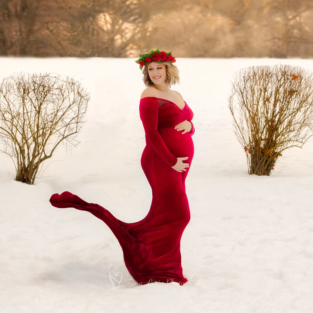 Flora_Levin-outdoor maternity photoshoot in the snow
