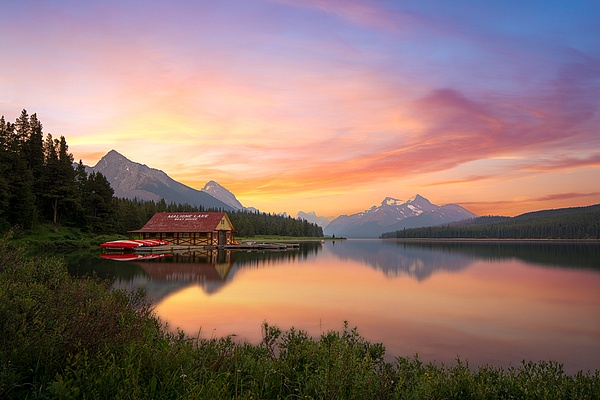 maligne-lake-boat-house-sunrise