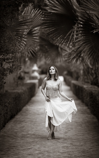 Rachelle Summers in a Spanish garden - fancifulphotos