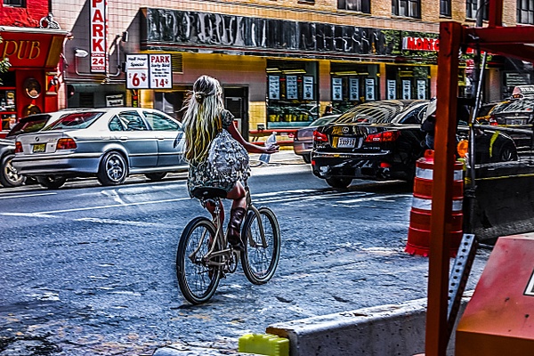 Cycling girl in New York - Øyvind Dammen
