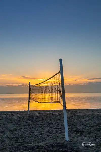Volleyball nett at sunrise by Øyvind Dammen