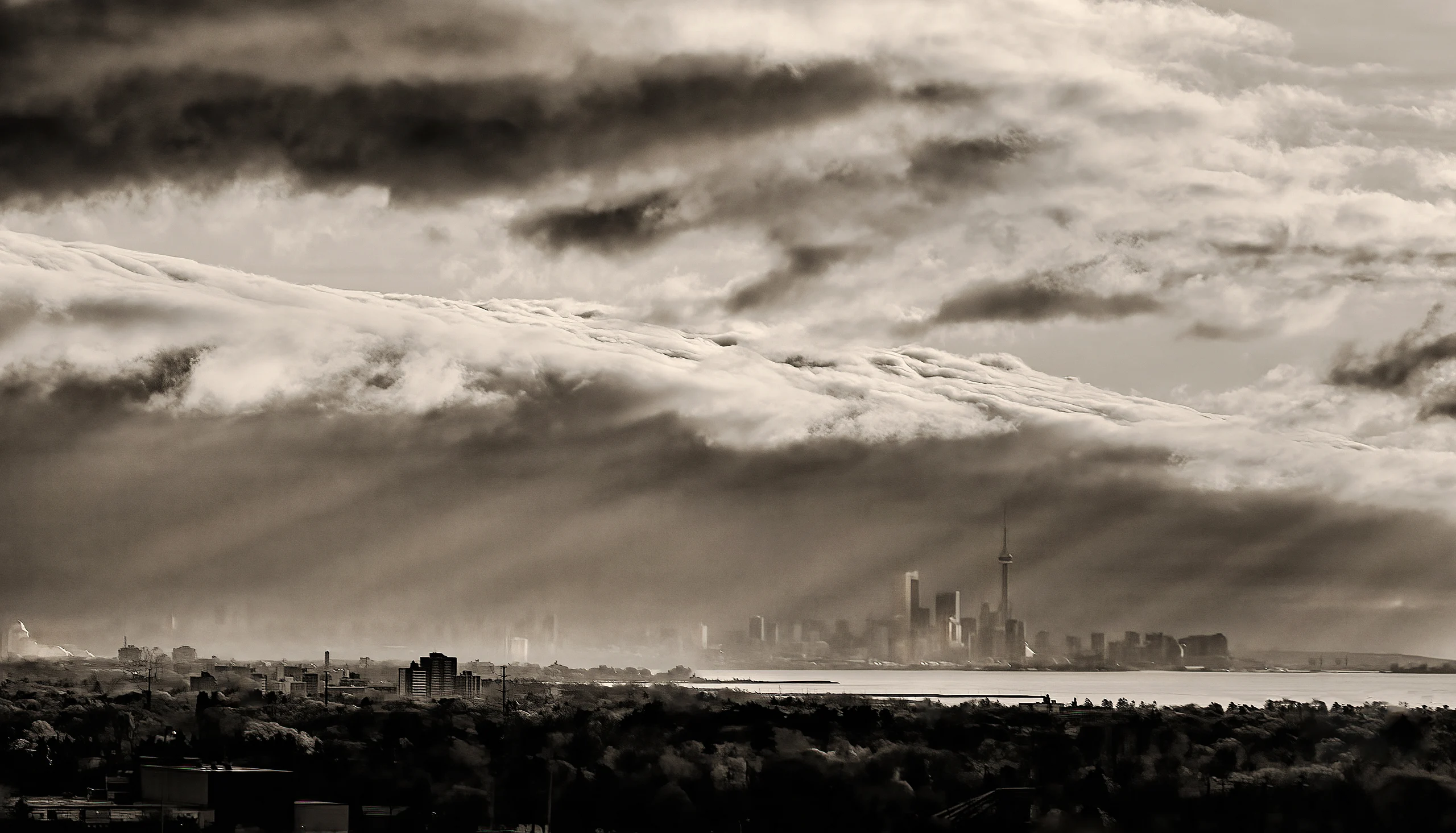 IMG_3979_rev3_sh_Appoaching Storm Toronto
