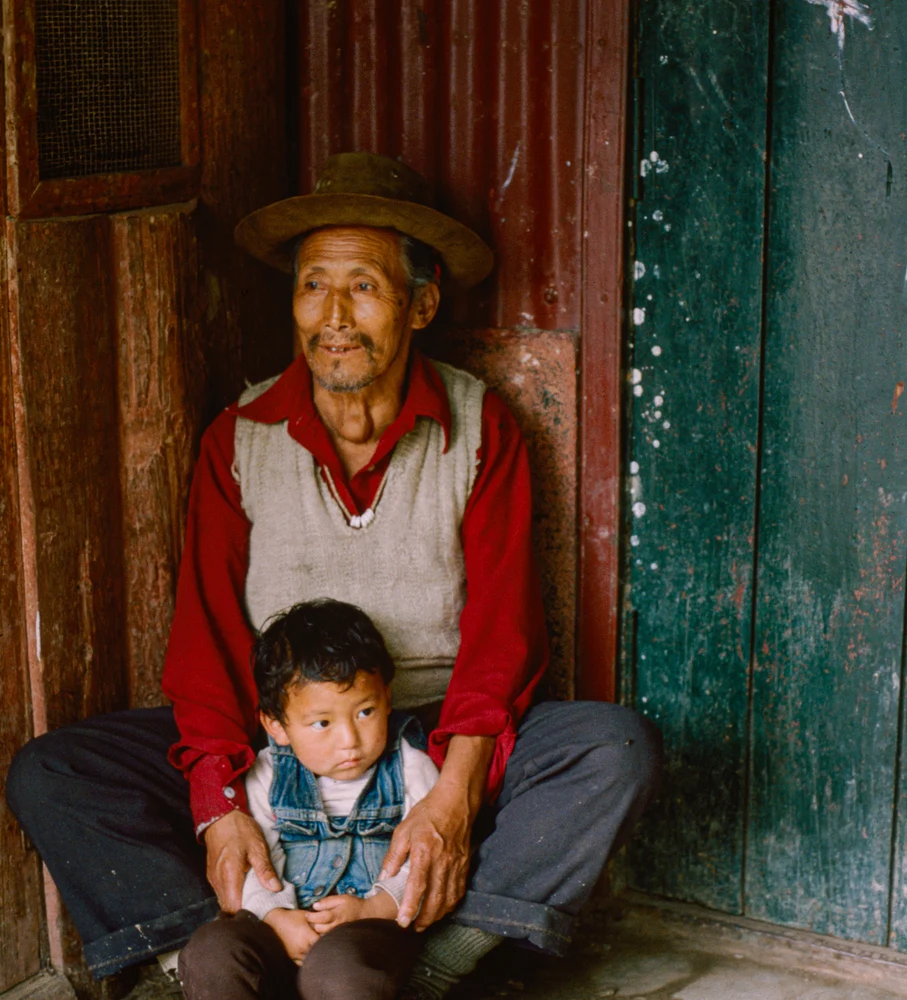 Heartwarming Bond Between Elder and Child in 1989