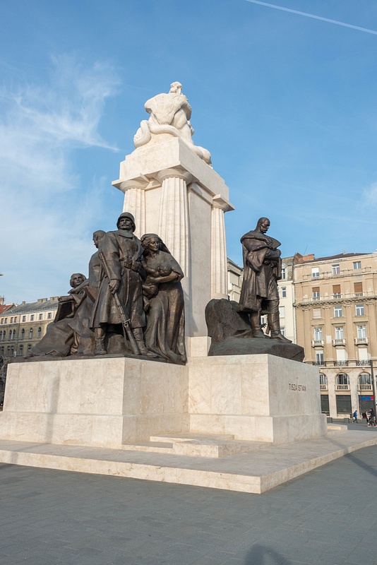 In the square to the north of the visitor's entrance is the Istvan Tisza Statue
