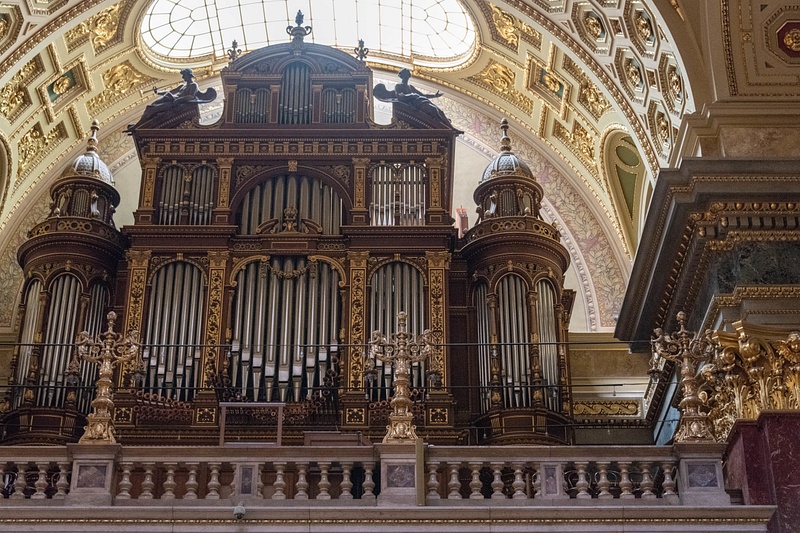 The grand organ fills the space beautifully.
