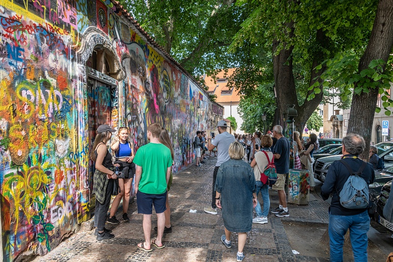 Arriving at the Lennon Wall with the afternoon sun coming down obliquely on it. Perfect!