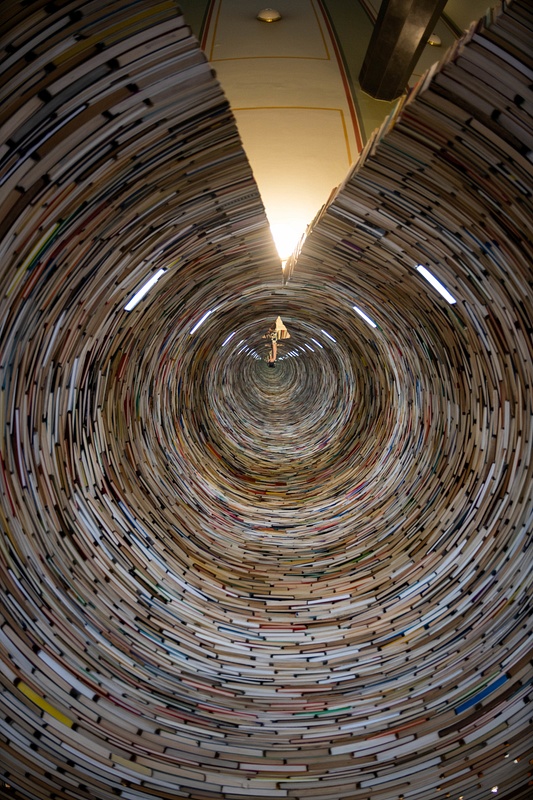 There are mirrors inside the top and bottom creating the illusion of an infinity of books.