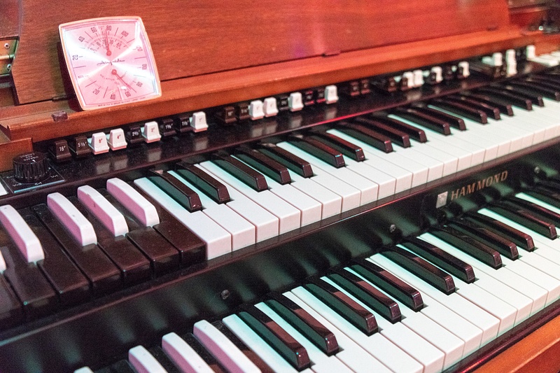 A Hammond organ ready to play