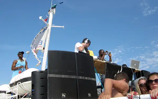2011OutlookHWboatParty18 by Tachaeyecatch