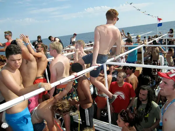 2011OutlookHWboatParty27 by Tachaeyecatch