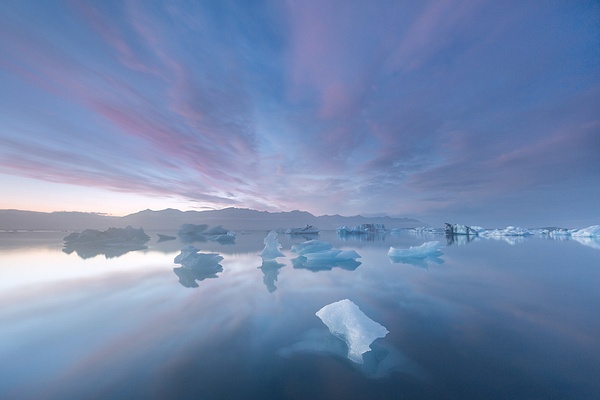 Jökulsárlón-Ice-Lagoon-at-twilight,-Iceland - IAN PLANT
