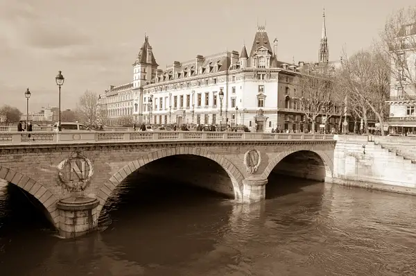 Le Pont Neuf by DanGPhotos