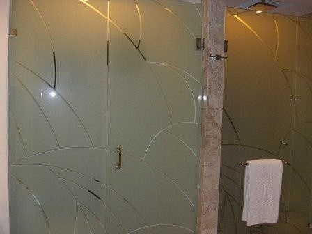 Standard Esmeralda Room Shower & Toilet