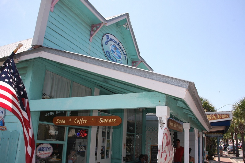A classic beach communityt shop