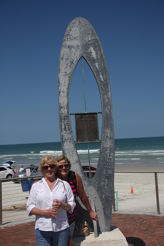Barb and Pook at the surfers' monument