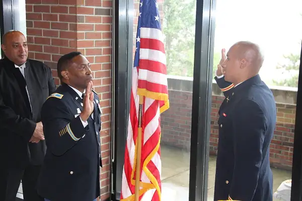 COL Williams, USMA '89, administers the oath for 2nd LT...
