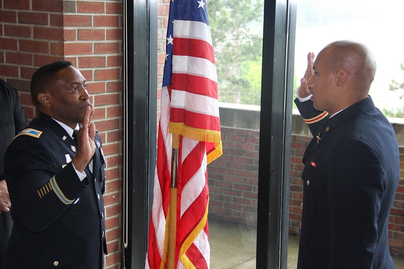 COL Williams, USMA '89, administers the oath for 2nd LT Cunningham, USMA '13